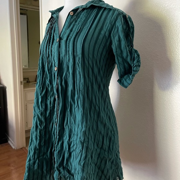 🌿Emerald Green Button Up Blouse 🌿 - Picture 2 of 6